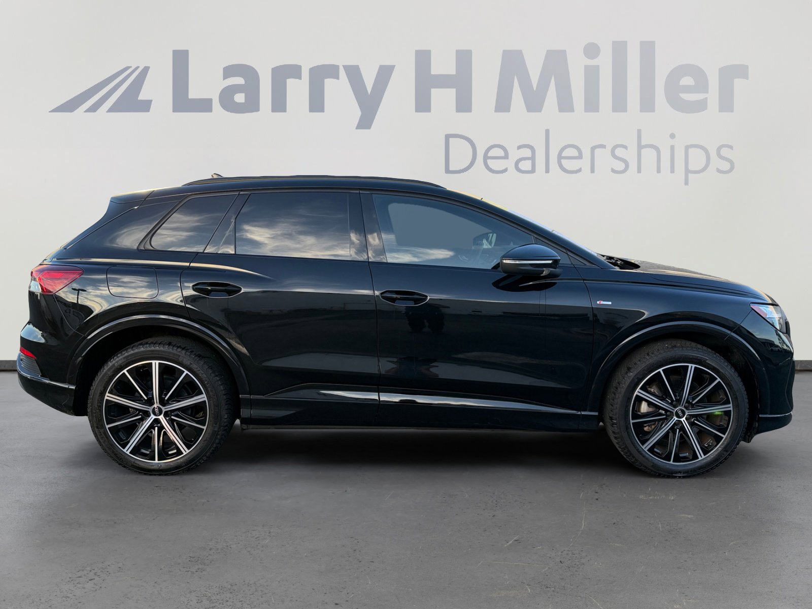 Used 2022 Audi Q4 e-tron Premium Plus AWD/4WD image 6
