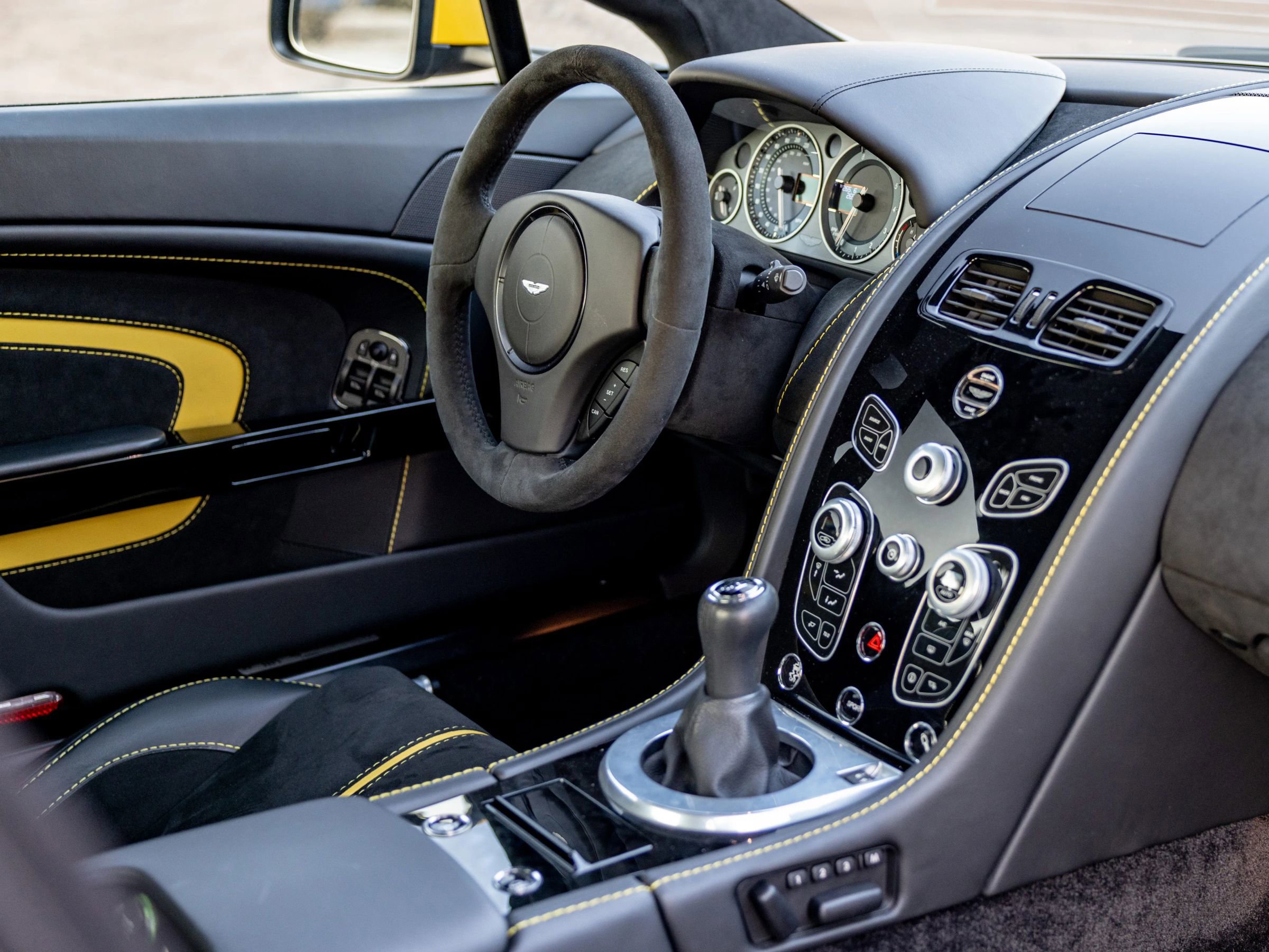 Used 2017 Aston Martin V12 Vantage S image 23