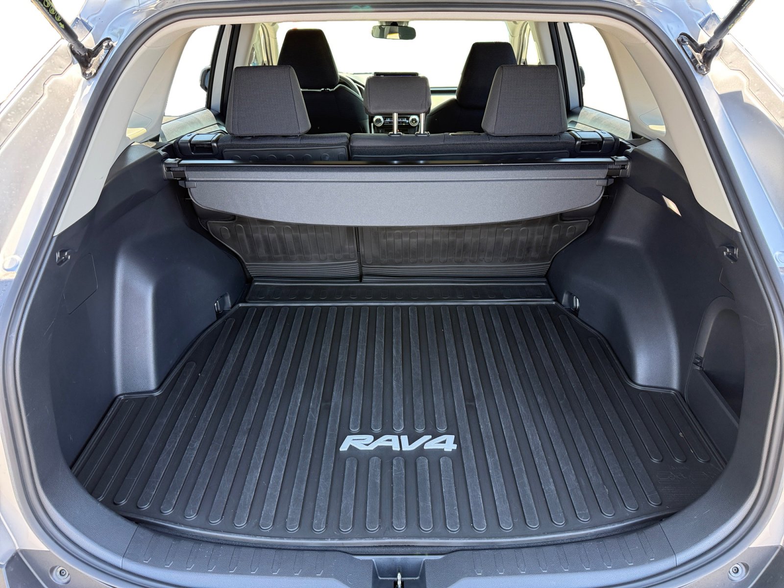 Used 2023 Toyota RAV4 LE AWD/4WD image 17