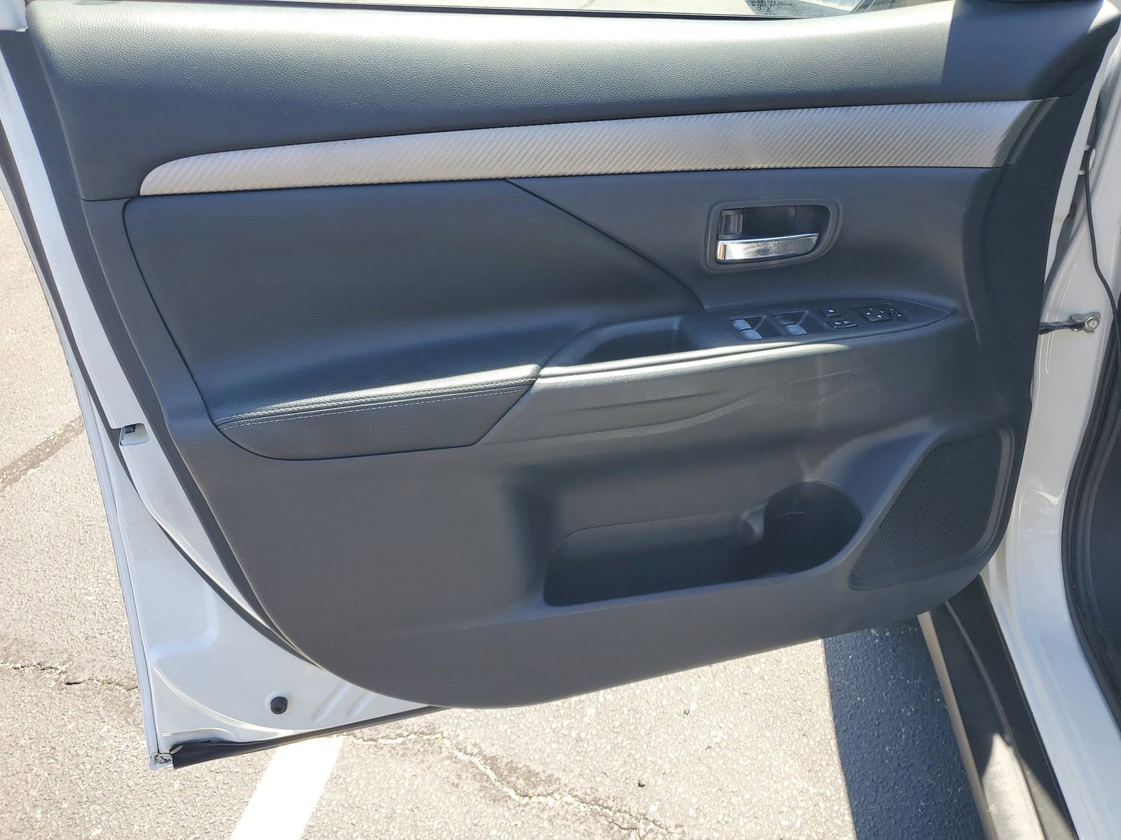 Used 2015 Mitsubishi Outlander SE image 8