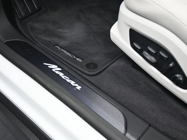 Certified 2025 Porsche Macan Electric RWD image 18