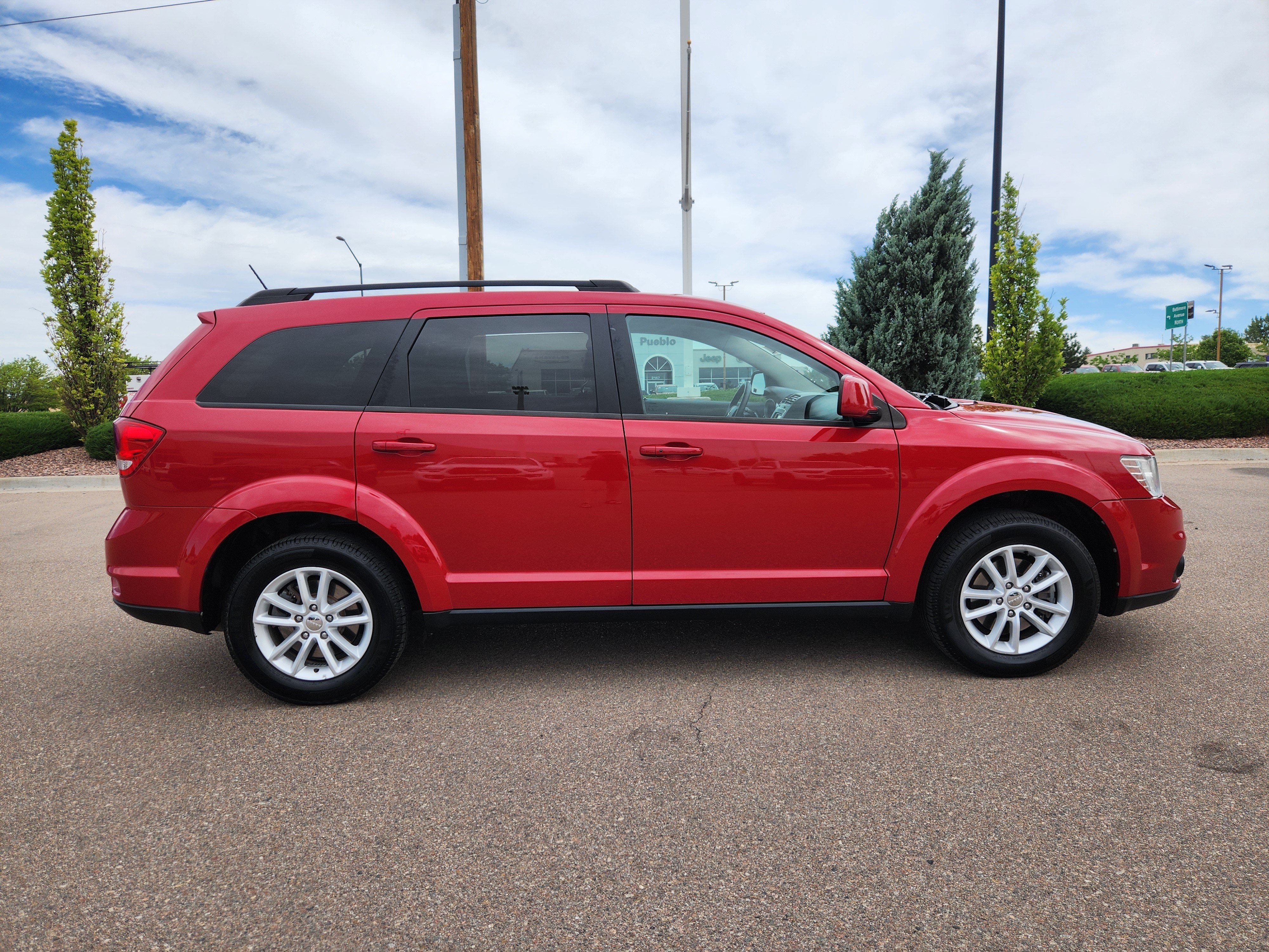 Used 2017 Dodge Journey SXT w/ Comfort/Convenience Group FWD image 2
