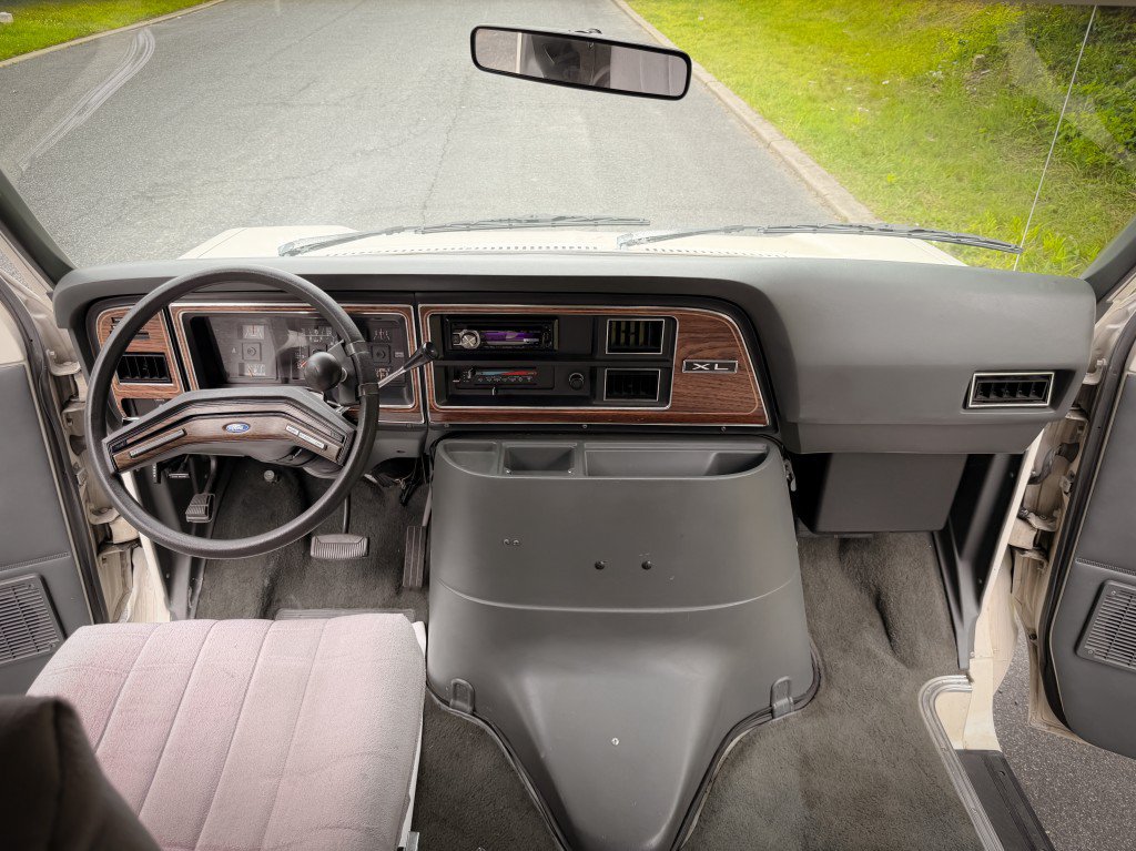 Used 1990 Ford E-150 and Econoline 150 RWD image 25
