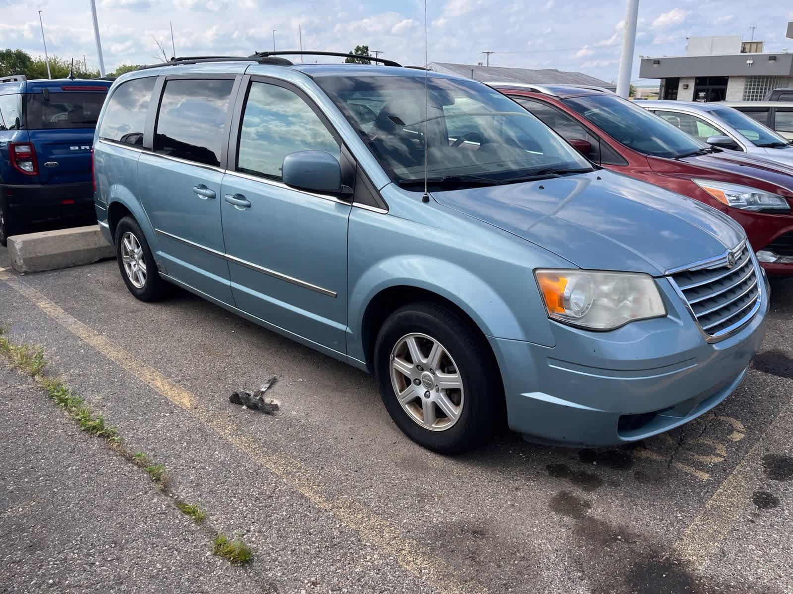 Used 2009 Chrysler Town & Country Touring w/ Family Value Group FWD image 16