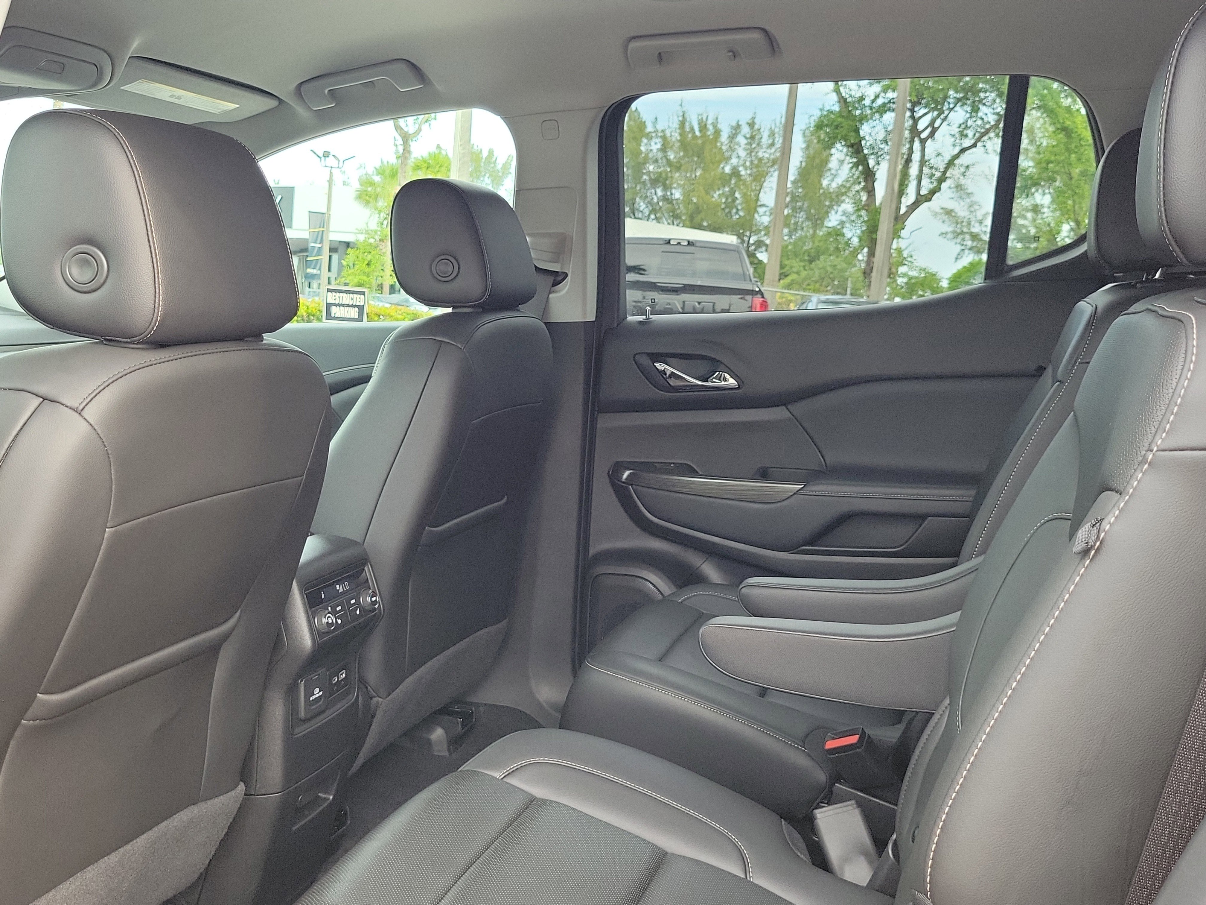 Used 2023 GMC Acadia SLT w/ Elevation Edition FWD image 14