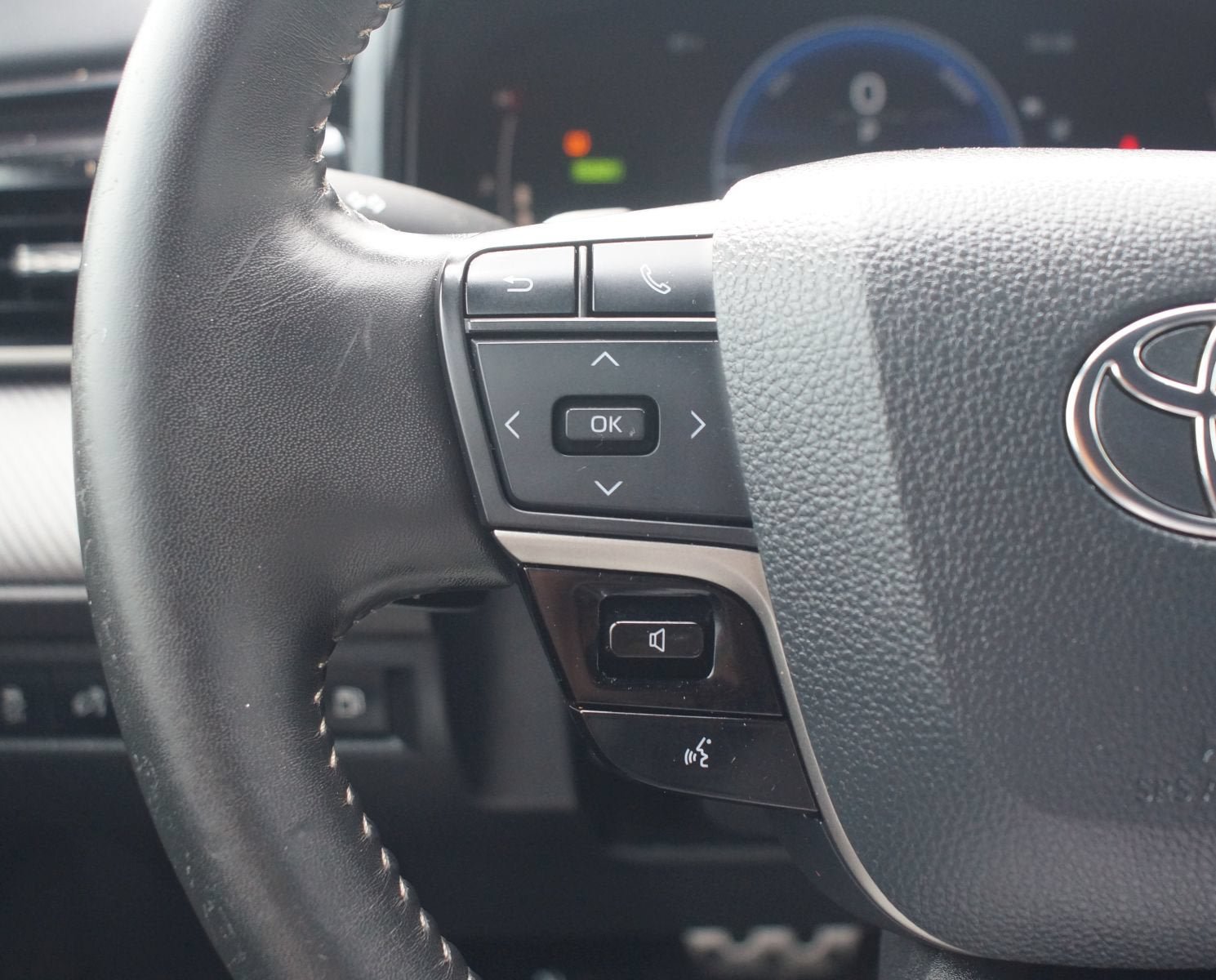 Used 2025 Toyota Camry SE FWD image 9