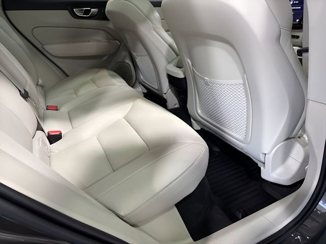 Used 2021 Volvo XC60 T5 Momentum w/ Premium Package image 32