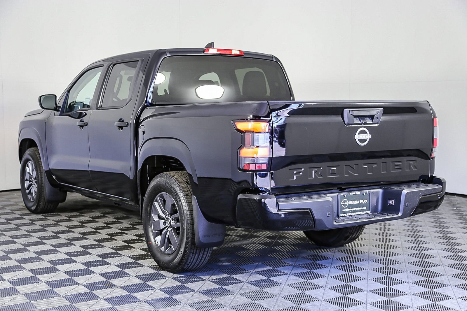 Certified 2025 Nissan Frontier SV image 6