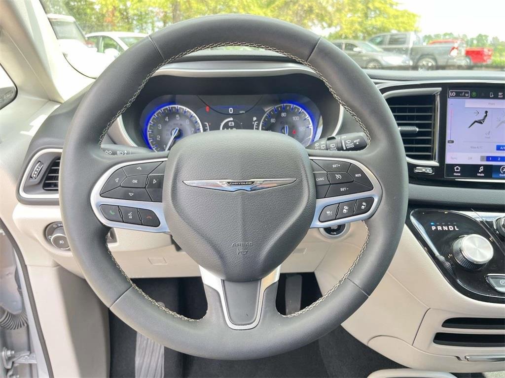 Used 2024 Chrysler Pacifica Touring-L image 14