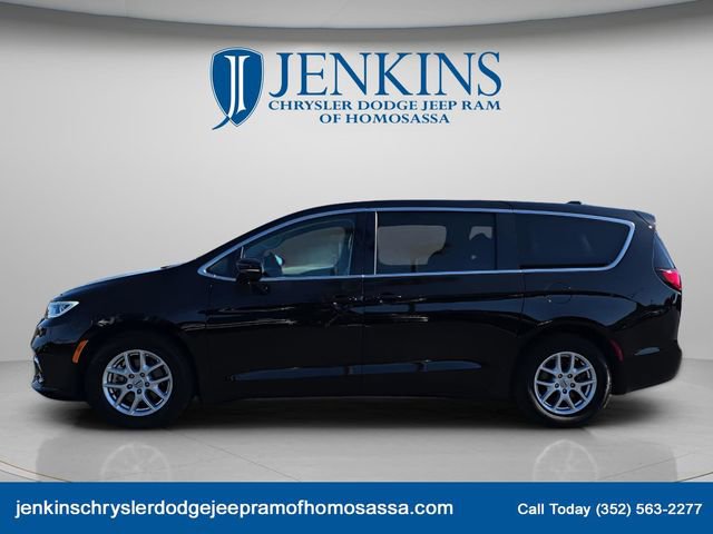 Used 2024 Chrysler Pacifica Touring-L image 5