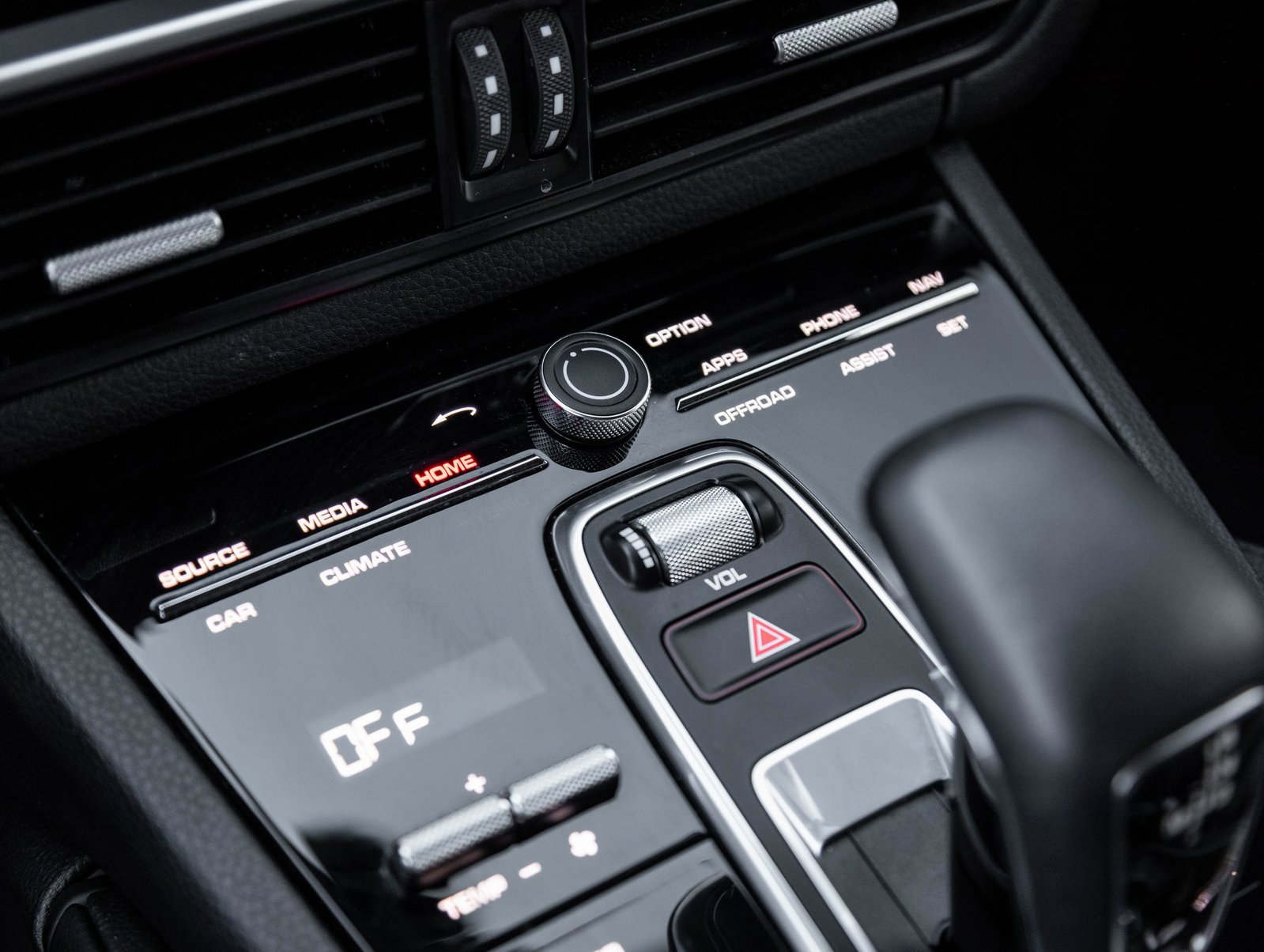 Certified 2023 Porsche Cayenne Platinum Edition image 26