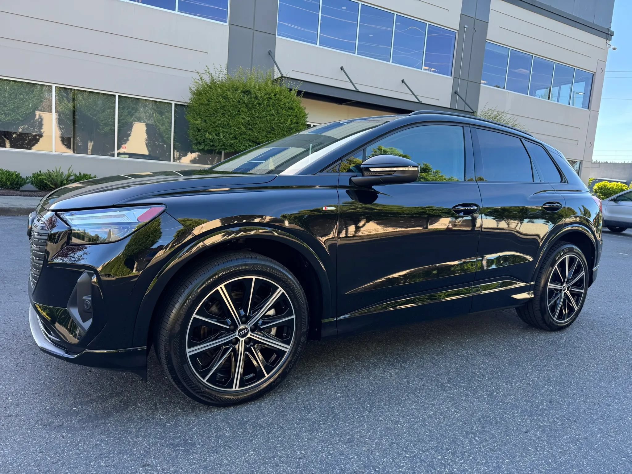 Used 2022 Audi Q4 e-tron Premium Plus w/ Premium Plus AWD/4WD image 5
