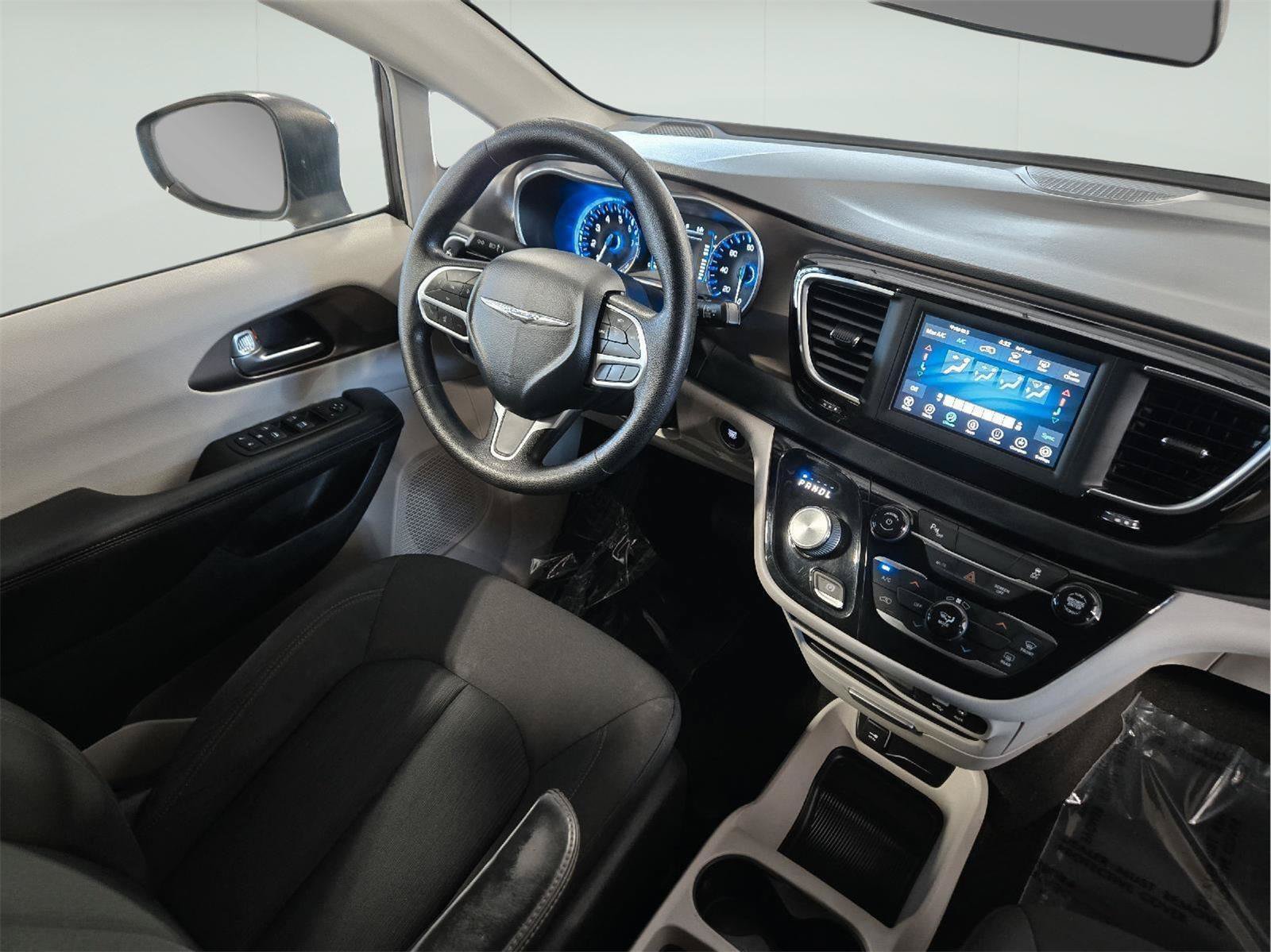 Used 2019 Chrysler Pacifica L FWD image 45