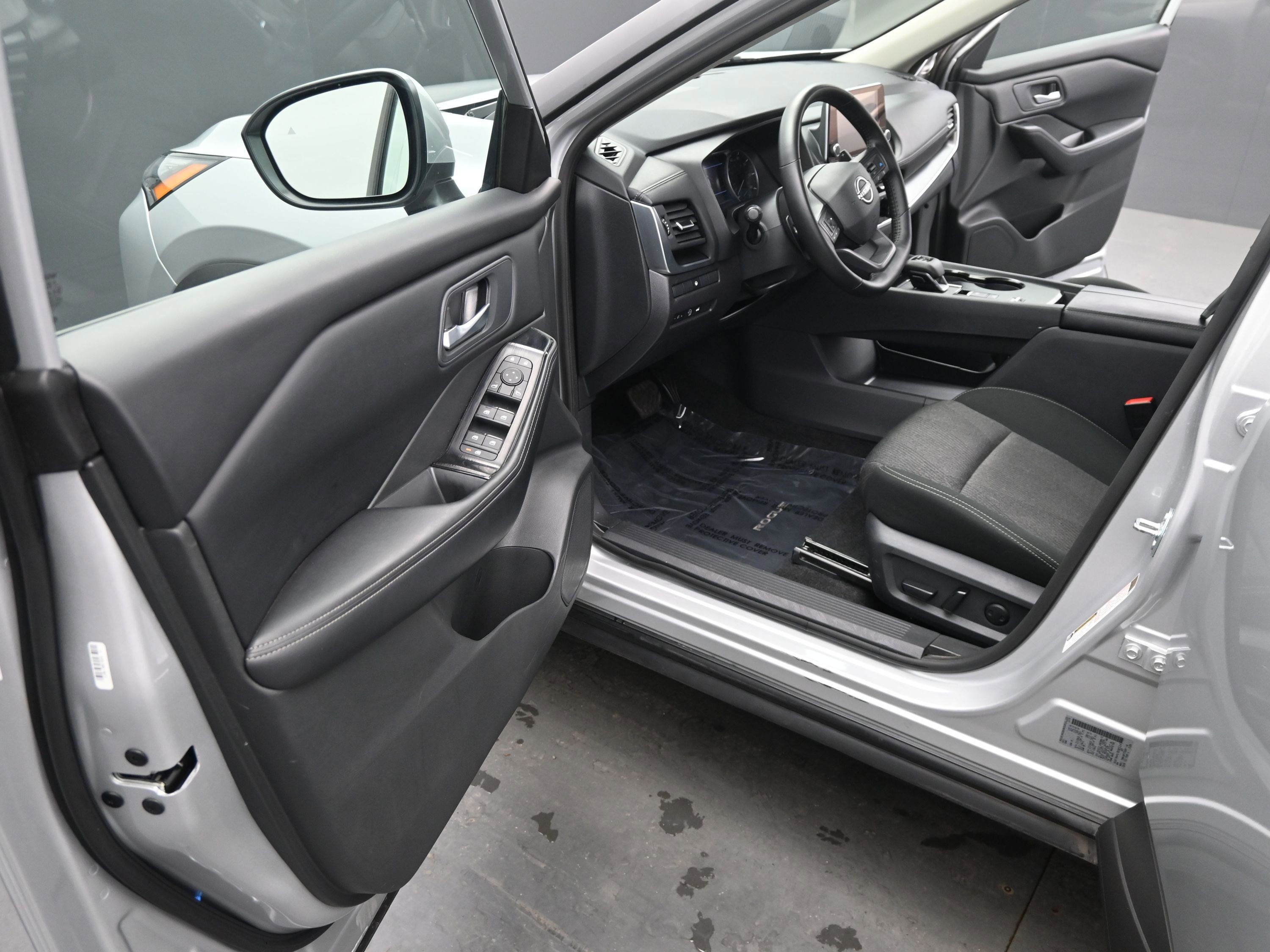 Used 2025 Nissan Rogue SV image 16