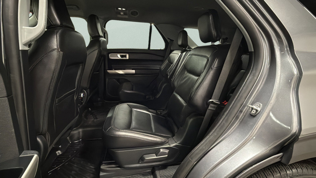Used 2021 Ford Explorer Limited w/ Equipment Group 301A AWD/4WD image 29