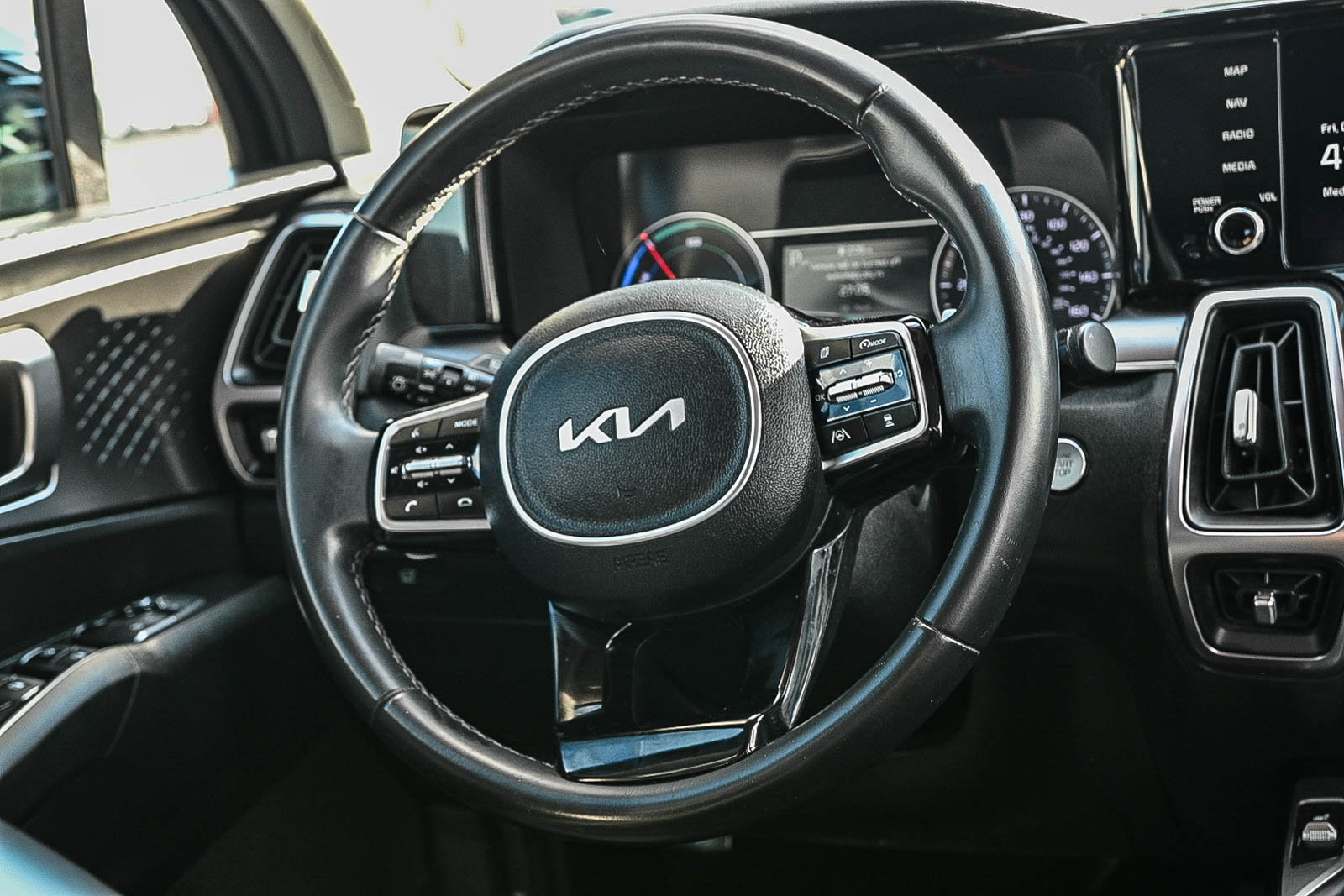 Used 2023 Kia Sorento EX w/ Panoramic Sunroof Package image 16