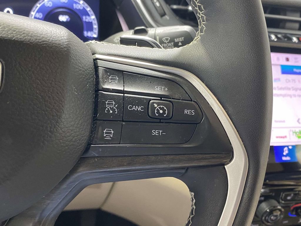 Used 2023 Jeep Grand Cherokee Limited image 23