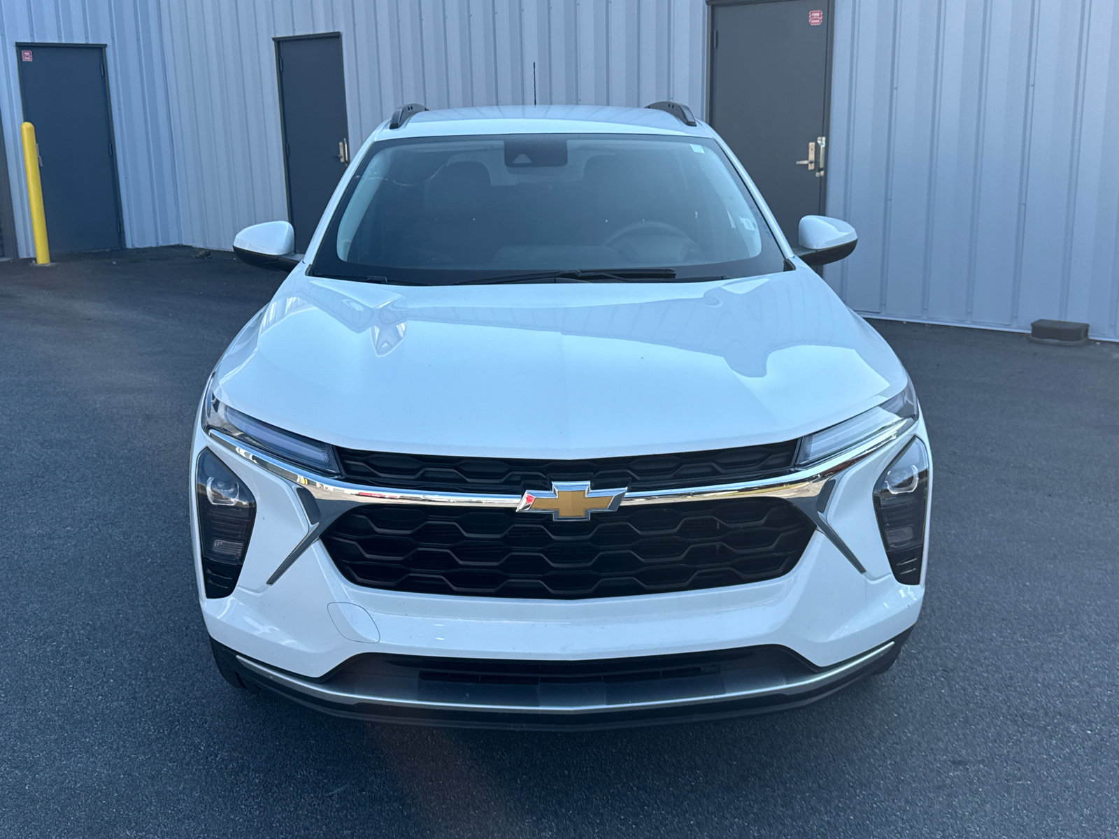 Used 2025 Chevrolet Trax LT FWD image 2