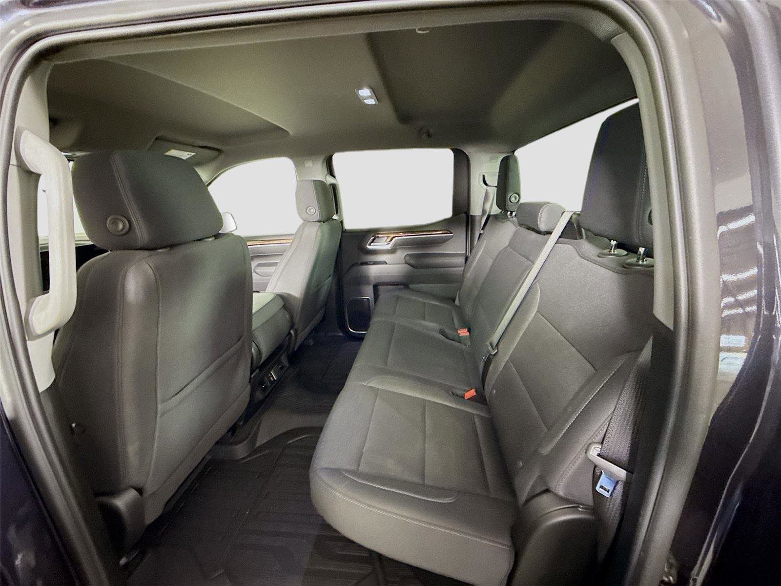 Used 2025 GMC Sierra 1500 SLE image 17