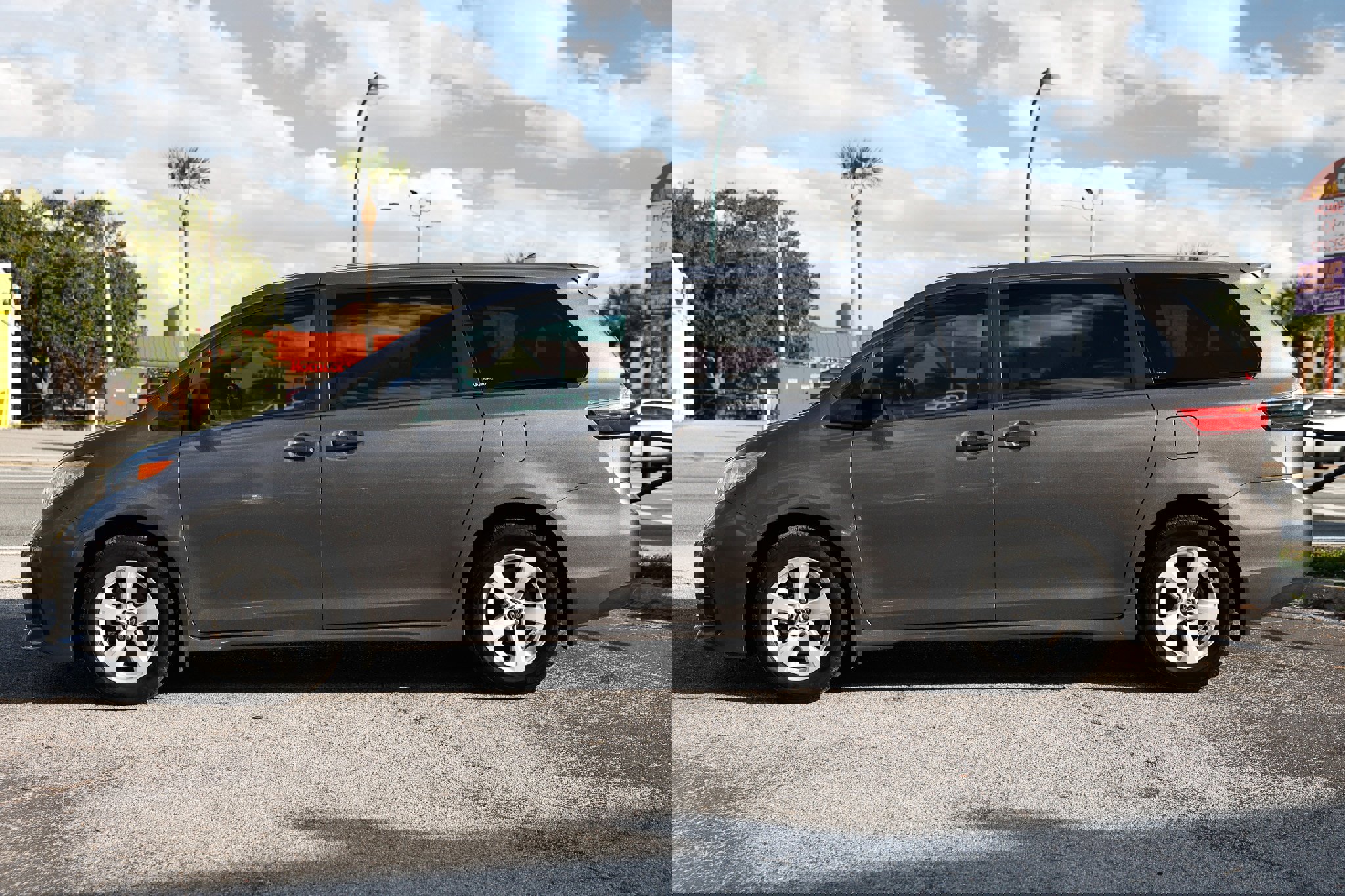 Used 2019 Toyota Sienna L image 8