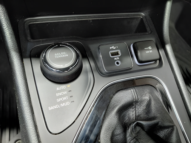 Used 2022 Jeep Cherokee Limited AWD/4WD image 30