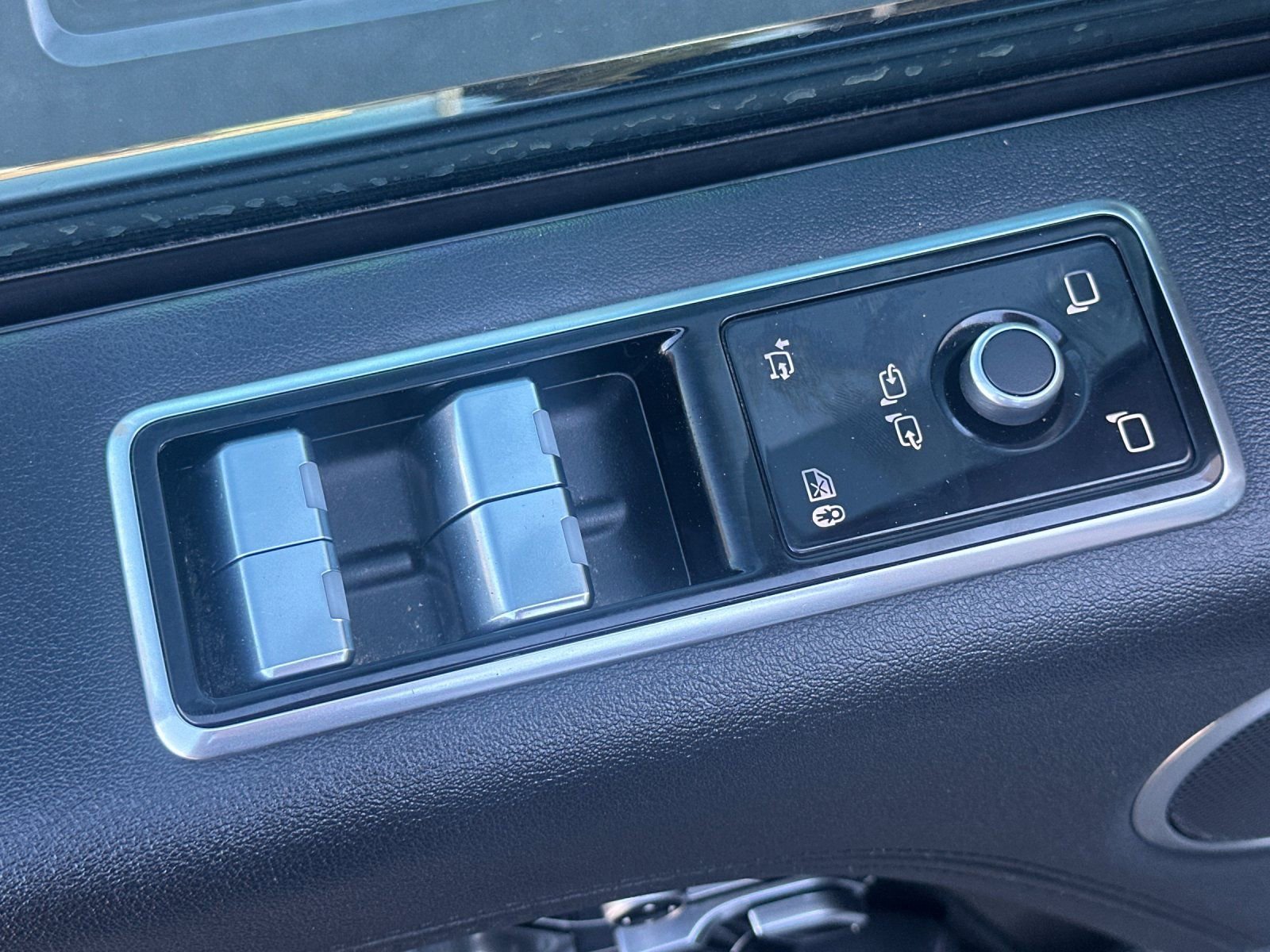 Used 2020 Land Rover Range Rover HSE image 11