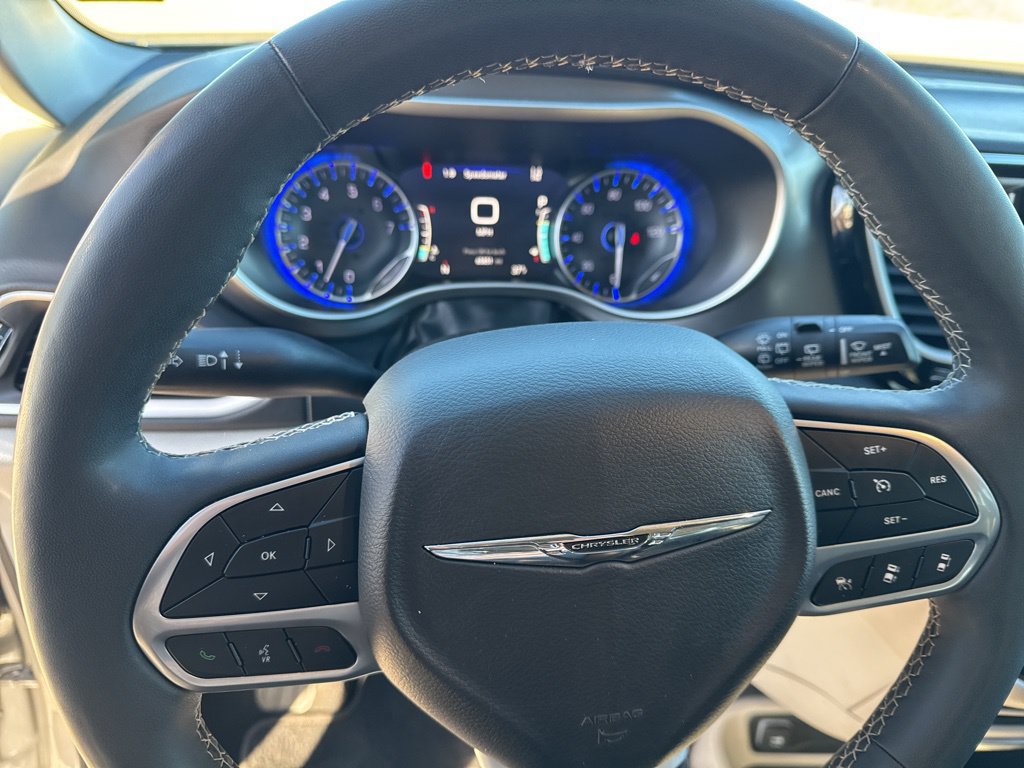 Used 2024 Chrysler Pacifica Touring-L FWD image 14