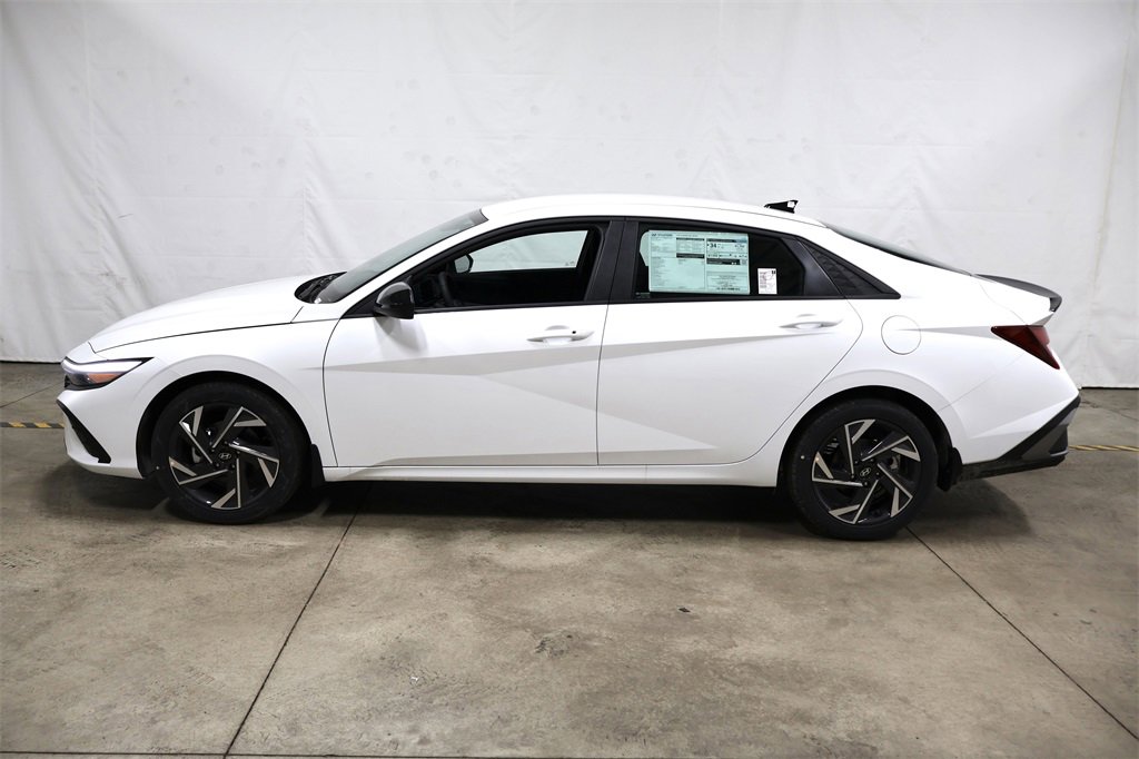 Used 2025 Hyundai Elantra Sport image 2