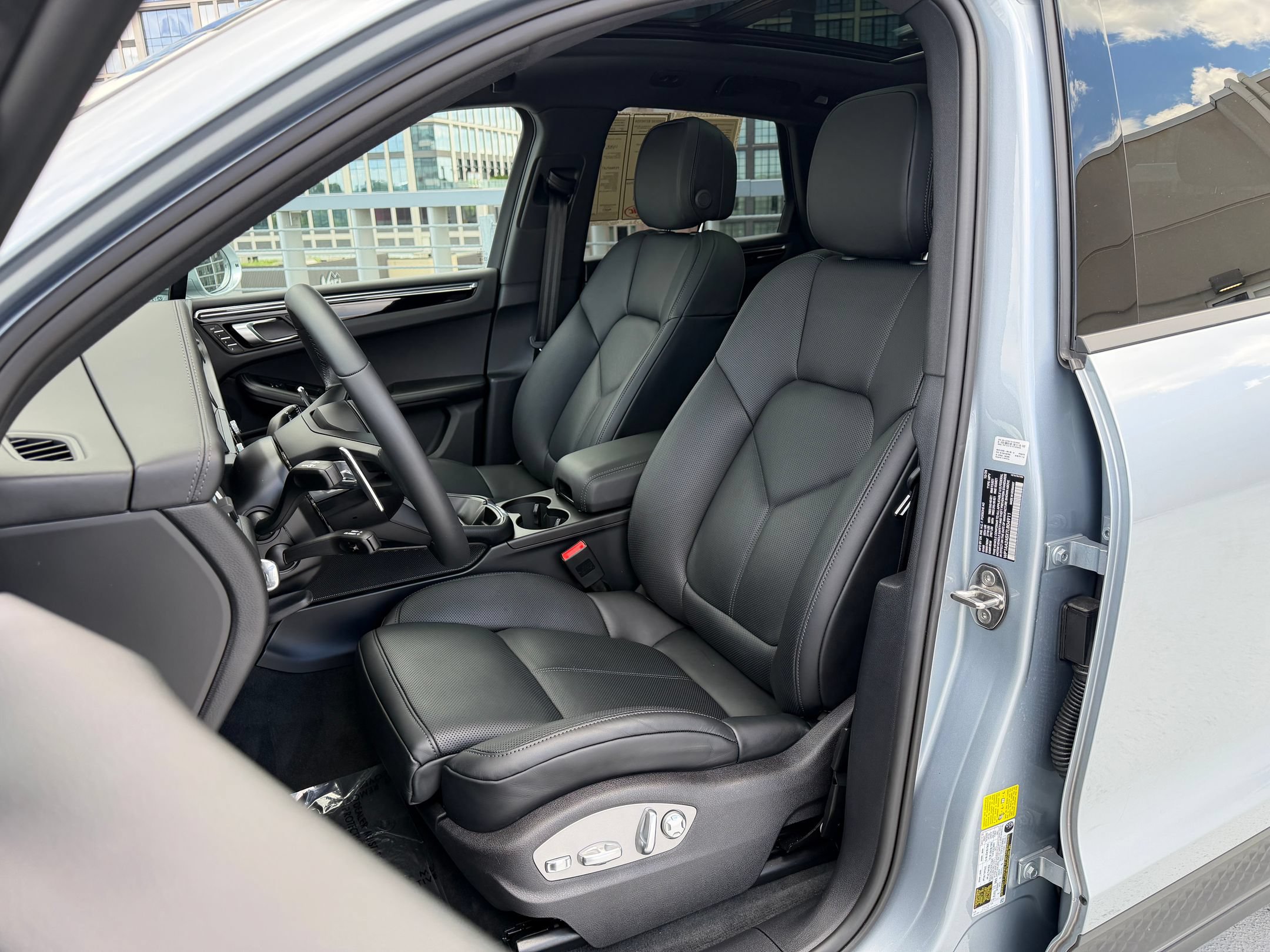 Certified 2026 Porsche Macan AWD/4WD image 5