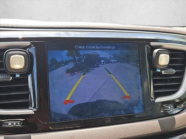 Used 2017 Chrysler Pacifica Touring-L FWD image 9