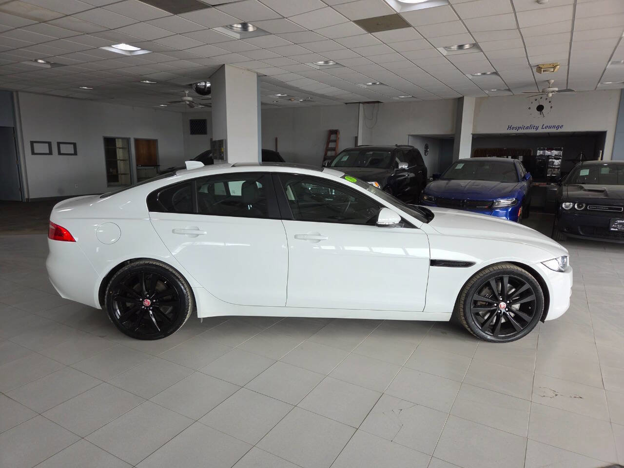 Used 2017 Jaguar XE Prestige RWD image 8