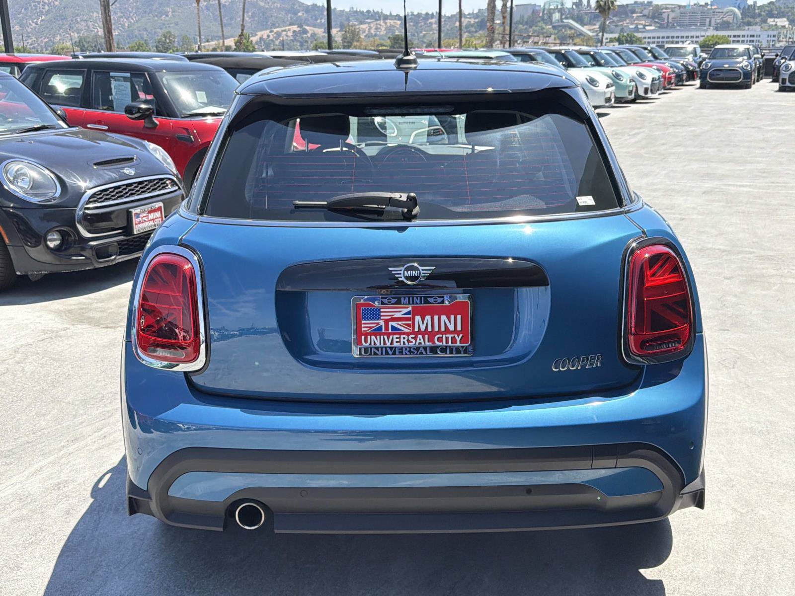 Used 2023 MINI Cooper 4-Door Hardtop w/ Premium Package FWD image 4