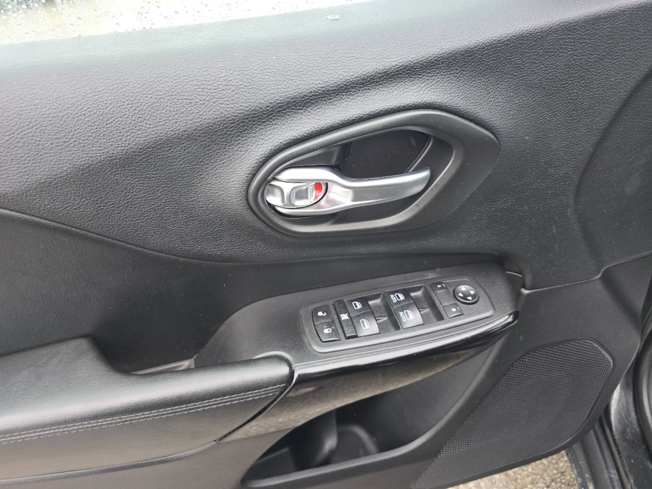 Used 2019 Jeep Cherokee Latitude Plus image 10