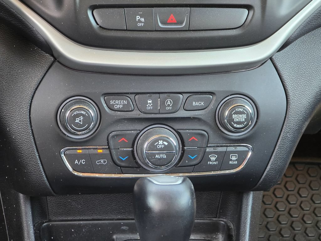 Used 2018 Jeep Cherokee Trailhawk w/ Cold Weather Group AWD/4WD image 18
