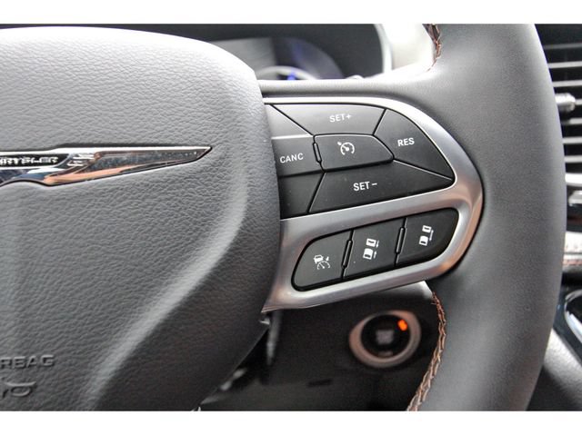 Used 2025 Chrysler Pacifica Pinnacle FWD image 19
