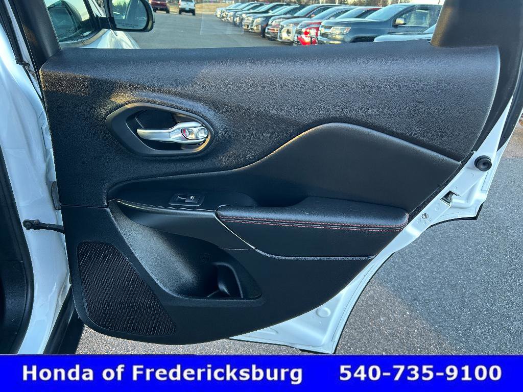 Used 2021 Jeep Cherokee Trailhawk image 13