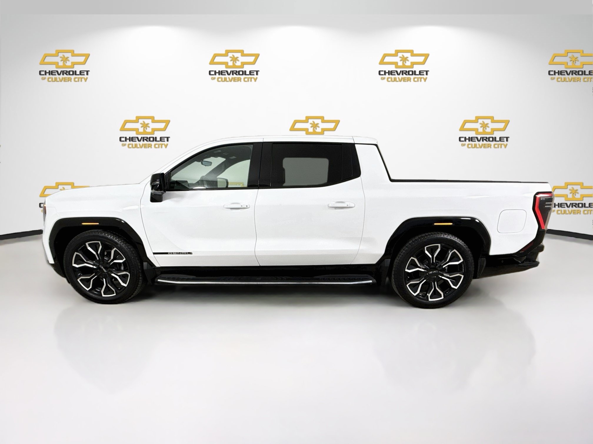 Used 2025 GMC Sierra EV Denali AWD/4WD image 5