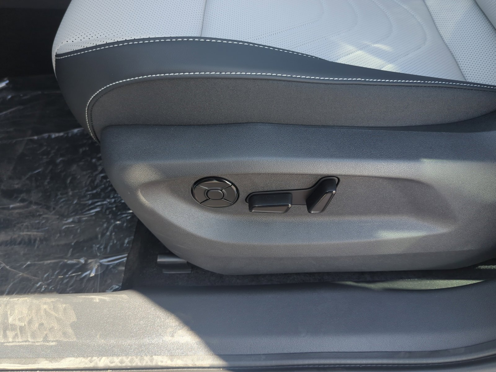 New 2025 Volkswagen Tiguan SE image 14