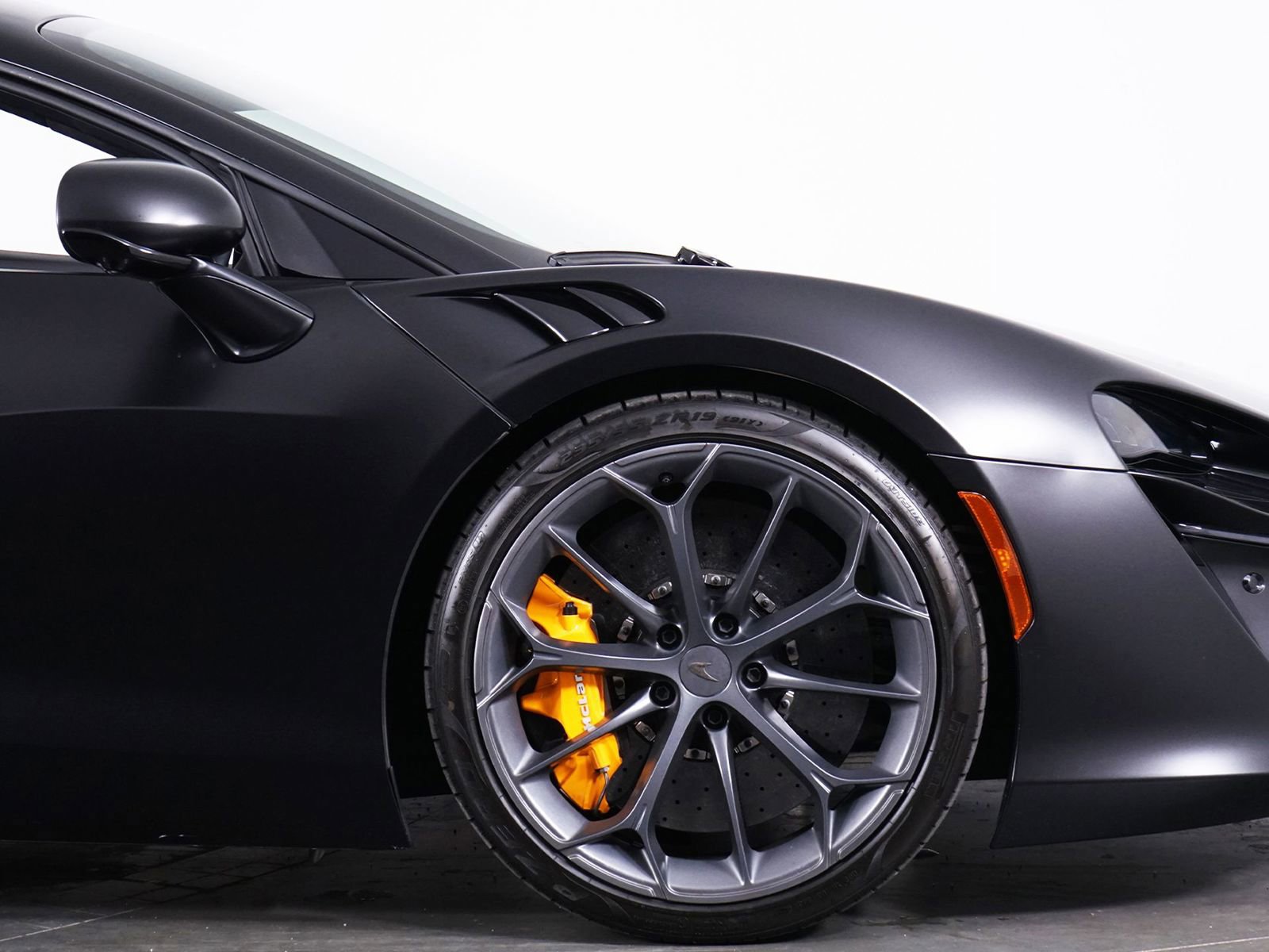 Used 2025 McLaren Artura Spider image 17