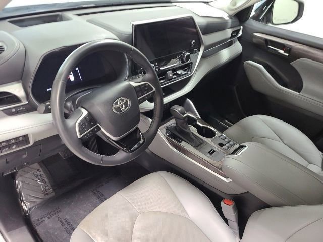 Certified 2024 Toyota Highlander Platinum FWD image 22