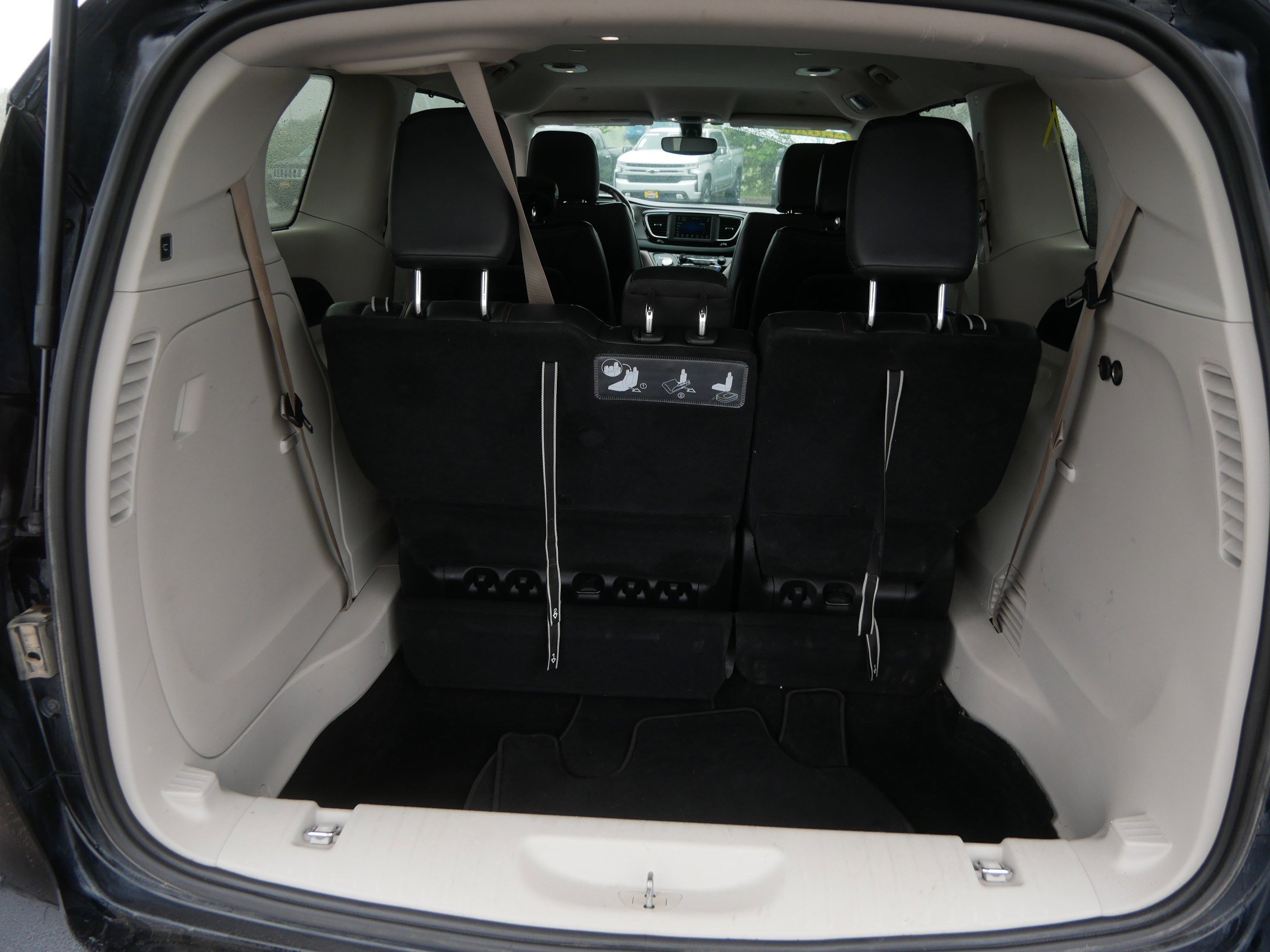 Used 2020 Chrysler Pacifica Touring-L FWD image 18
