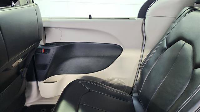 Used 2024 Chrysler Pacifica Touring-L FWD image 23