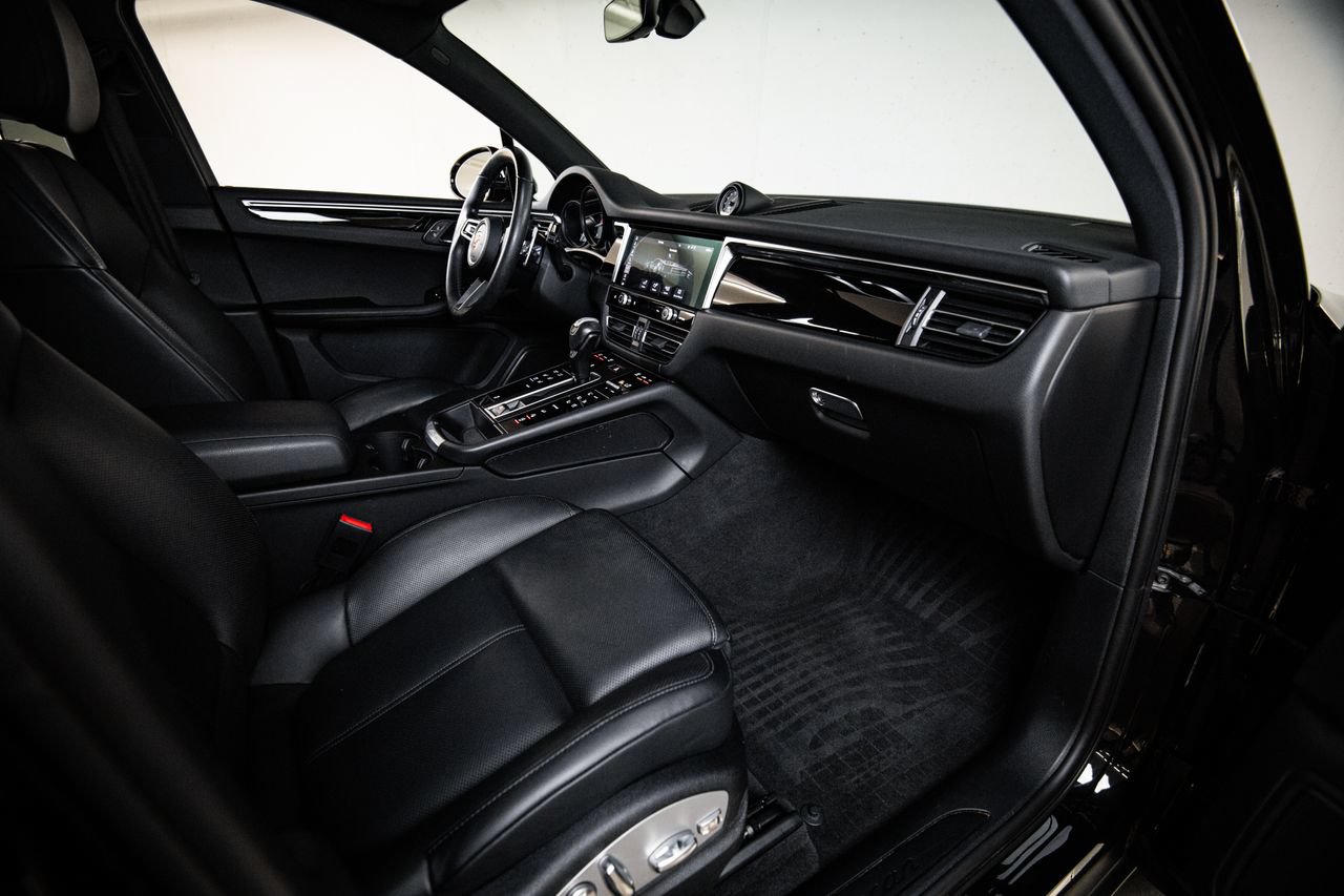 Certified 2023 Porsche Macan AWD/4WD image 28