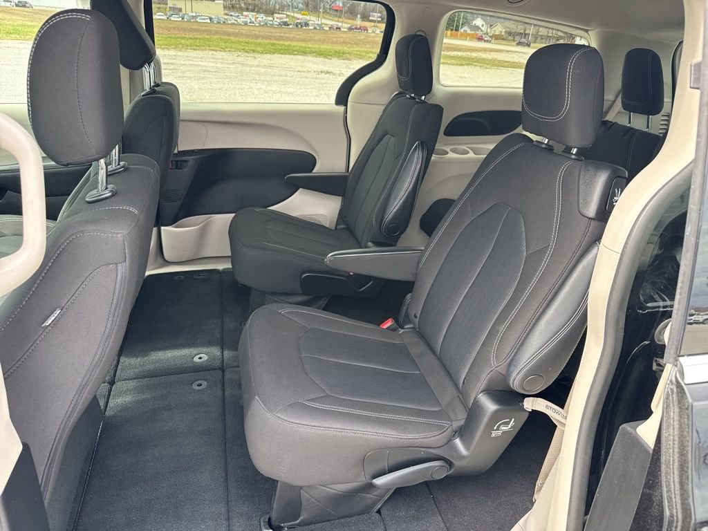 Used 2023 Chrysler Voyager LX image 18