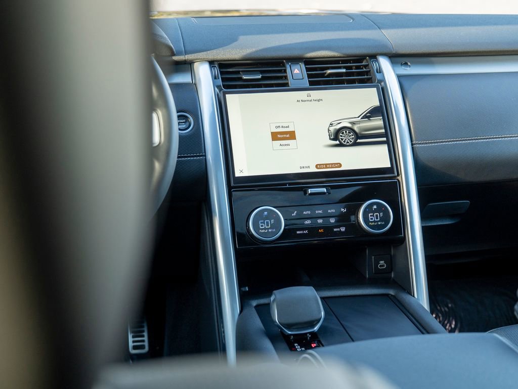Certified 2024 Land Rover Discovery Dynamic SE image 21