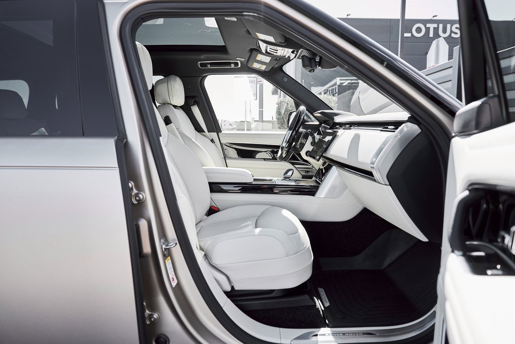 Used 2026 Land Rover Range Rover Long Wheelbase SE image 22