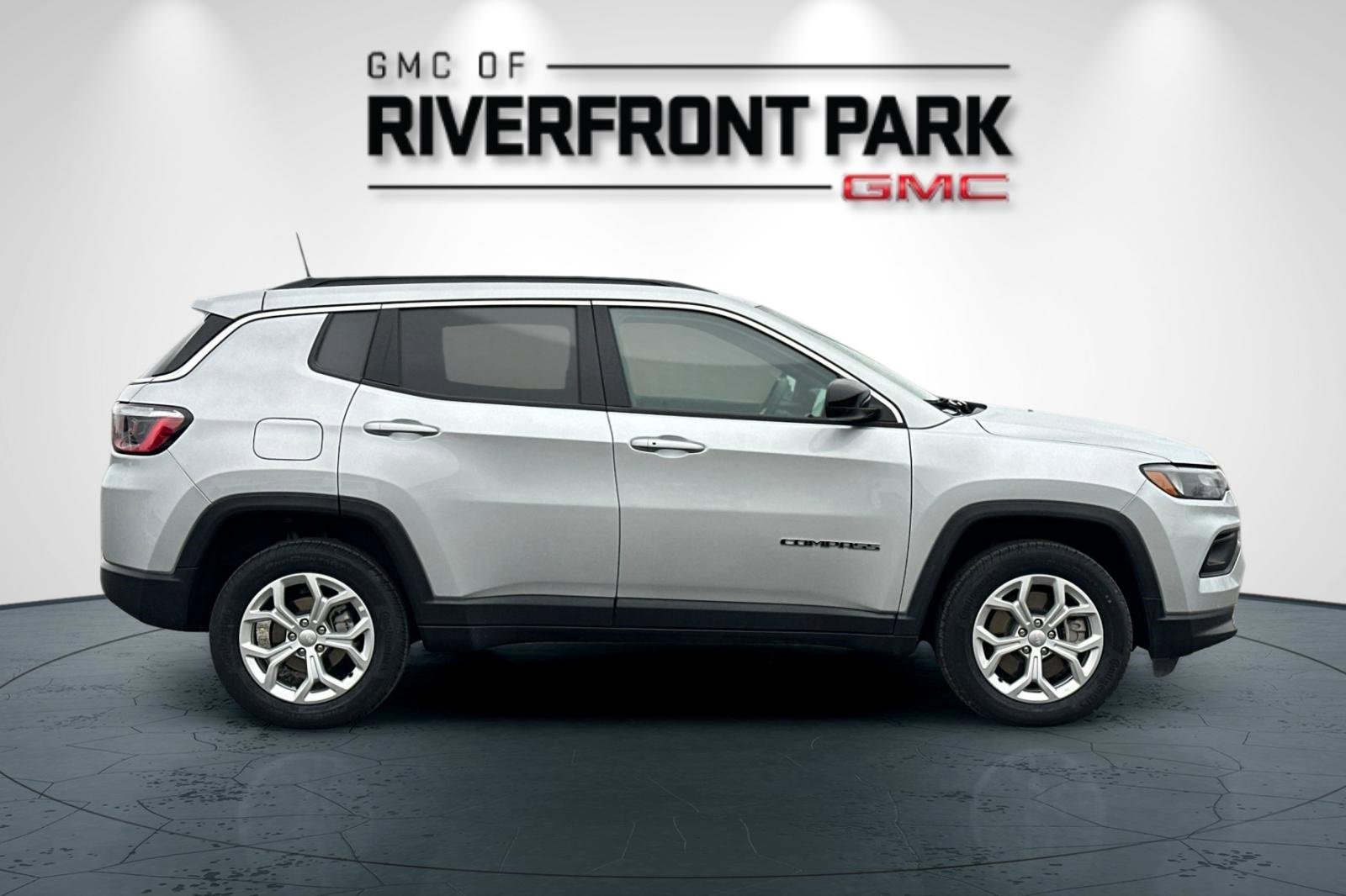 Used 2024 Jeep Compass Latitude image 2
