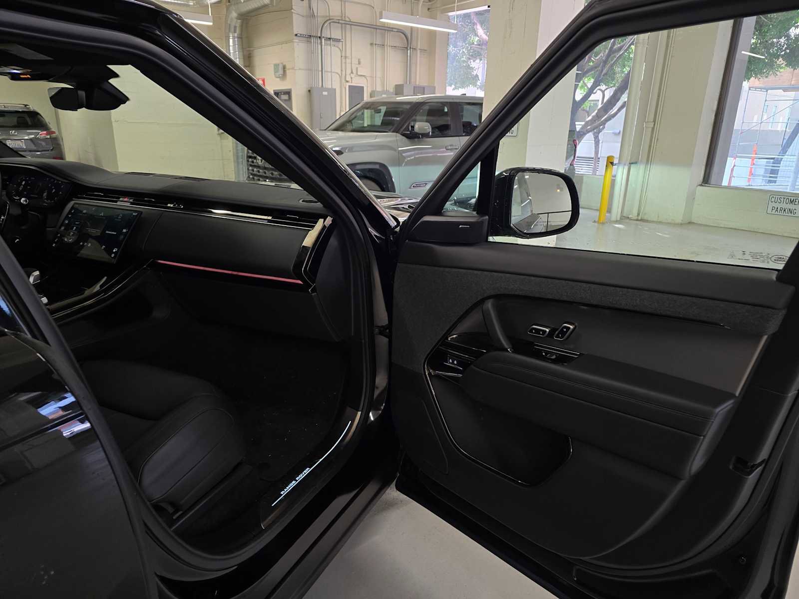 Used 2025 Land Rover Range Rover Sport SE image 13