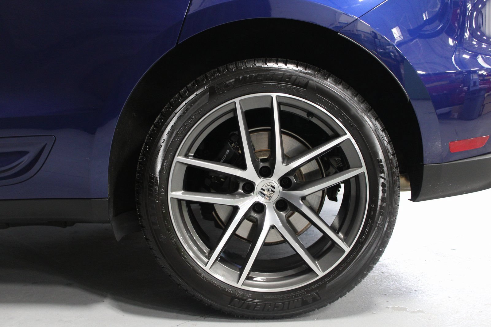 Certified 2025 Porsche Macan AWD/4WD image 22