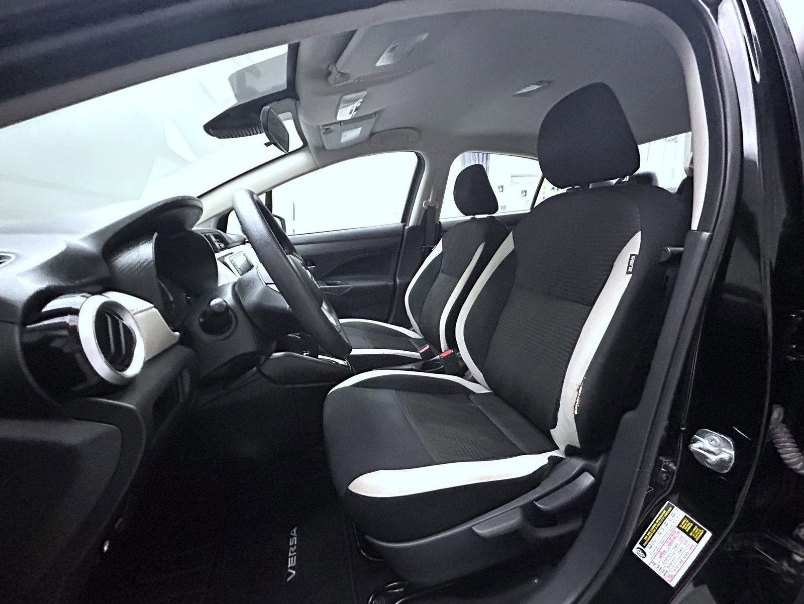 Used 2022 Nissan Versa SV FWD image 10
